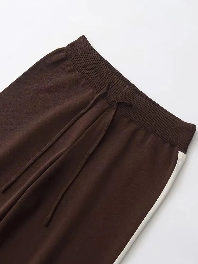 طقم نسائي أنيق من قطعتين، سترة محبوكة مخططة من الجانب وبنطلون مستقيم بخصر مرن عالي، زي نسائي غير رسمي