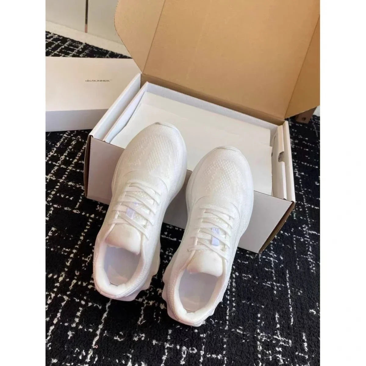 2025 New Men's and Women's Same Style Fashionable Sports and Leisure Outdoor Lightweight, Breathable and Versatile Running Shoes