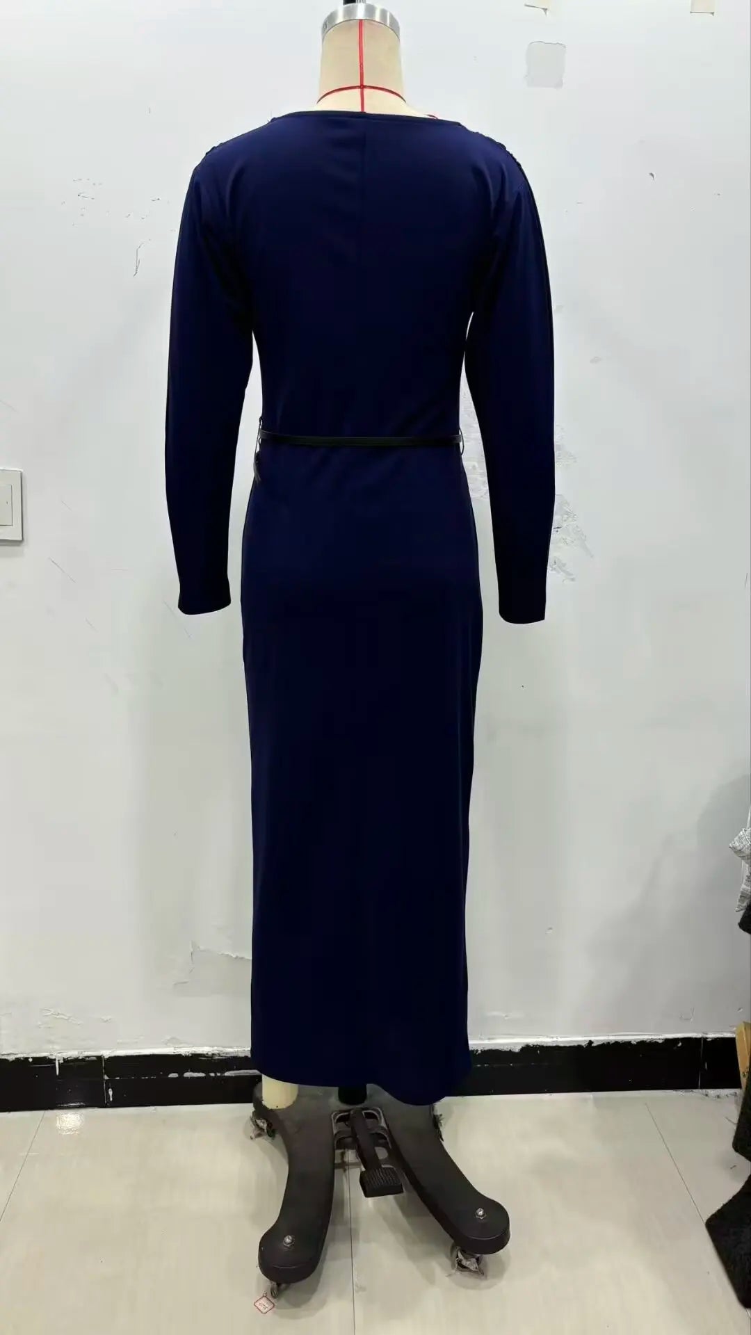 European-style new women's fashion dress, versatile and elegant, solid color, simple and slimming, with a belt and pleats.