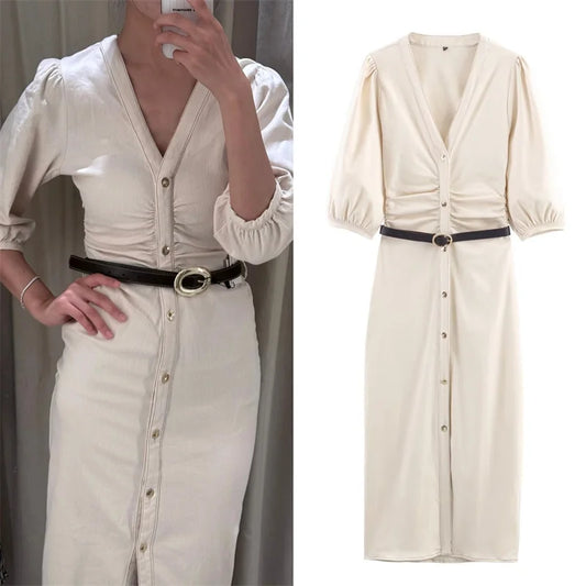 فستان نسائي خريف 2025، فستان أبيض متوسط ​​الطول بتصميم جديد مع حزام مزخرف وفتحة رقبة على شكل حرف V، أنيق وعصري